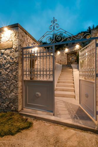 Siora Tanto Rustic Villa