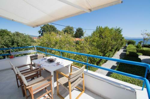 Romantic Seafront Studio - Dream Garden