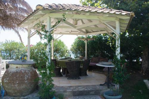 Romantic Seafront Studio - Dream Garden