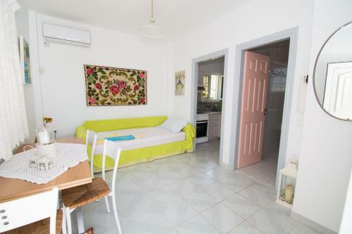 Romantic Seafront Studio - Dream Garden
