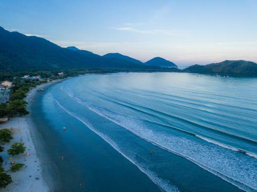 Apartamento Ubatuba, Ar, Varanda Gourmet, Piscinas E 300mt Praia