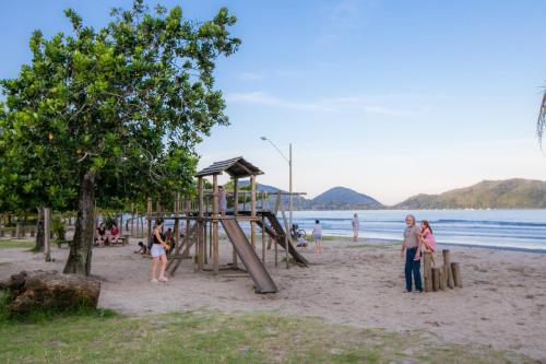Apartamento Ubatuba, Ar, Varanda Gourmet, Piscinas E 300mt Praia