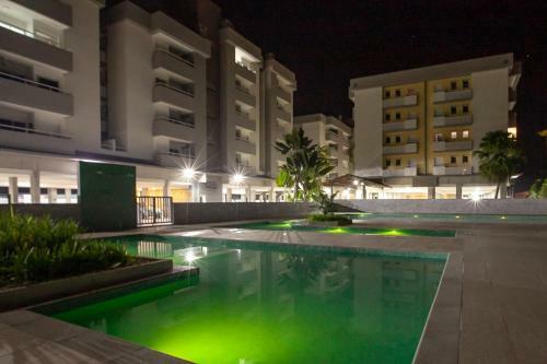 Apartamento Ubatuba, Ar, Varanda Gourmet, Piscinas E 300mt Praia
