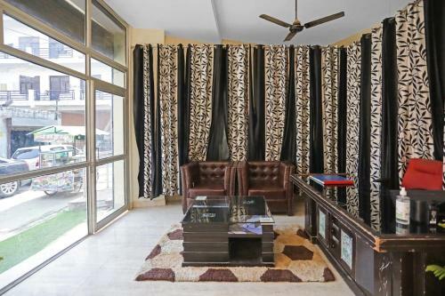 Oyo 87405 Hotel Royal