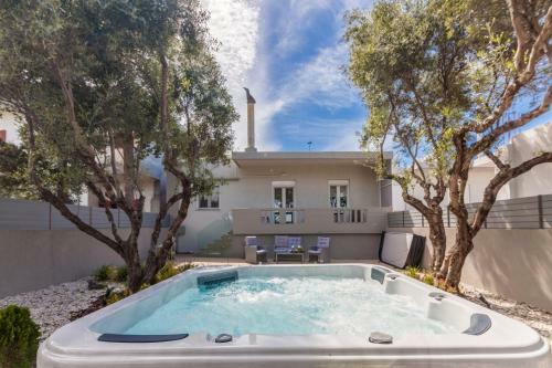 Gouves Family Apartment With Jacuzzi
