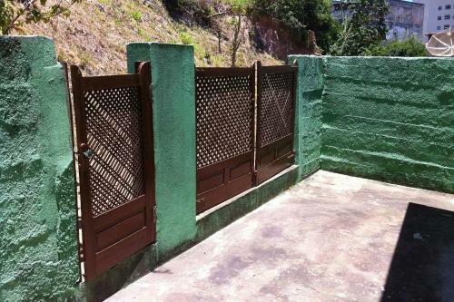 Casa Com 05 Quartos A Menos De 100 Metros Da Praia