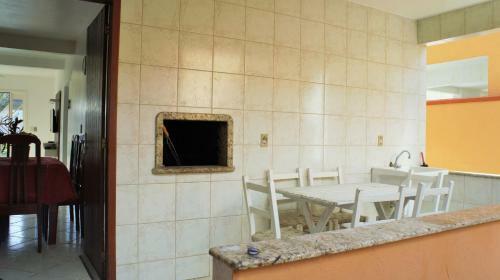 Casa 02 Dorm Na Rua Salmao