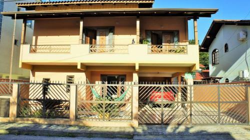 Casa 02 Dorm Na Rua Salmao