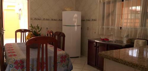 Casa 02 Dorm Na Rua Salmao