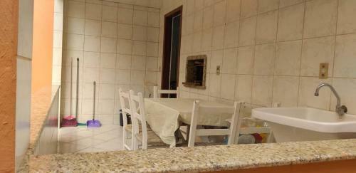 Casa 02 Dorm Na Rua Salmao