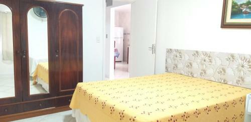 Casa 02 Dorm Na Rua Salmao
