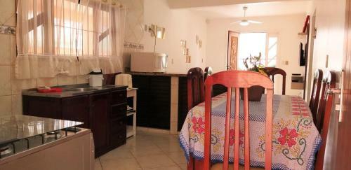 Casa 02 Dorm Na Rua Salmao
