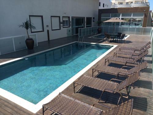 Apartamento Mariscal 02 Dormit�rios, 80m Do Mar, Com Piscina