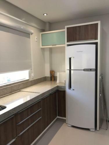 1049 - Apartamento Com 3 Su�tes Em Bombinhas Sc - 2 Vagas De Garagem