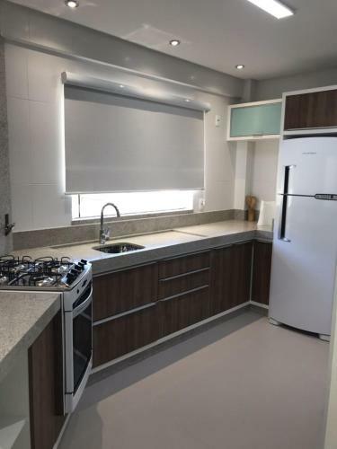 1049 - Apartamento Com 3 Su�tes Em Bombinhas Sc - 2 Vagas De Garagem