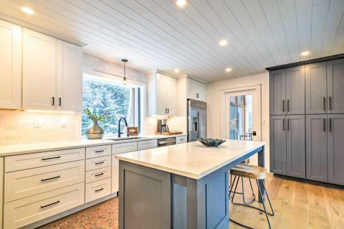 Charming Charlevoix Home On Lake Michigan!