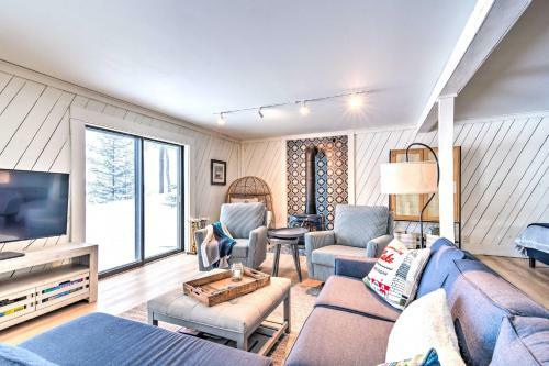 Charming Charlevoix Home On Lake Michigan!