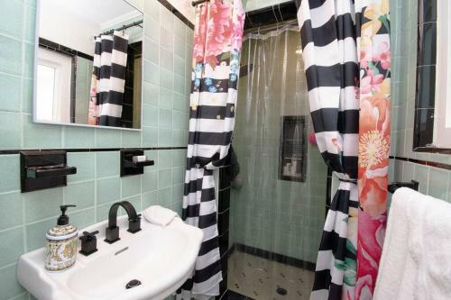 Gorgeous Historic Victorian With 8 Bedroom/4 Baths