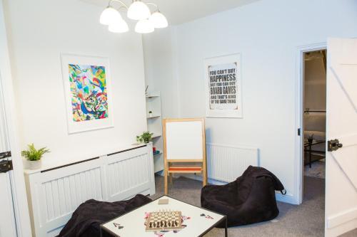 High Peak Place - Spacious Whaley Bridge Townhouse
