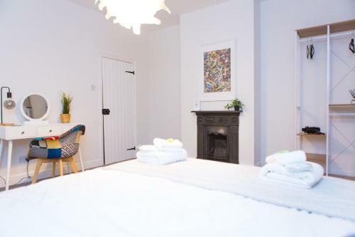 High Peak Place - Spacious Whaley Bridge Townhouse
