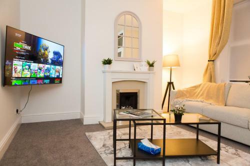 High Peak Place - Spacious Whaley Bridge Townhouse