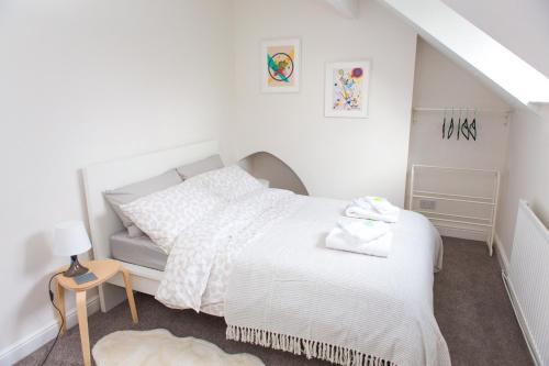High Peak Place - Spacious Whaley Bridge Townhouse