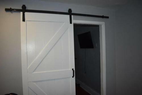 Bright Airy 2 Bedroom Entire House Near Lga