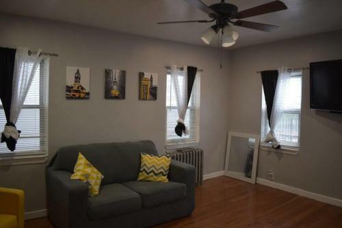 Bright Airy 2 Bedroom Entire House Near Lga