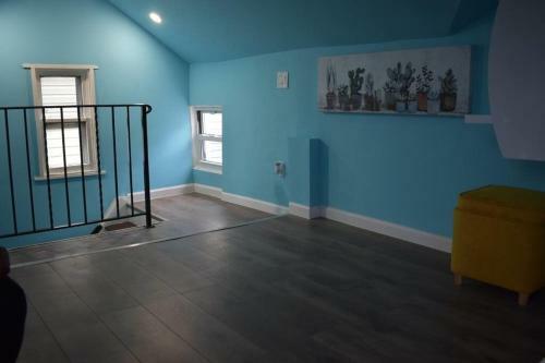 Bright Airy 2 Bedroom Entire House Near Lga