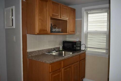 Bright Airy 2 Bedroom Entire House Near Lga