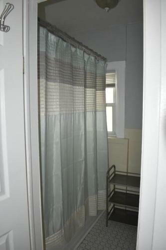 Bright Airy 2 Bedroom Entire House Near Lga