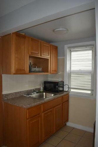 Bright Airy 2 Bedroom Entire House Near Lga