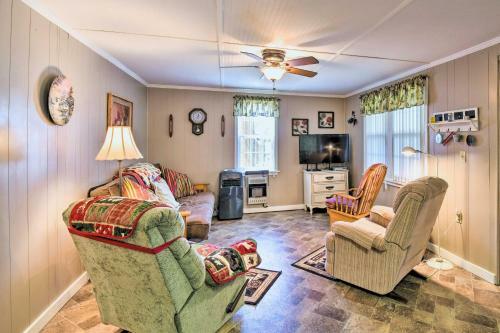 Quaint Hayesville Home On 6 Acres With Fire Pit