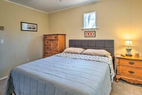 Sunny Oak Island Retreat - 3 Blocks To Beach!