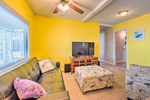 Sunny Oak Island Retreat - 3 Blocks To Beach!
