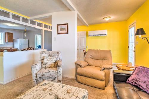 Sunny Oak Island Retreat - 3 Blocks To Beach!