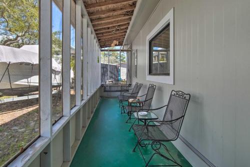 Sunny Oak Island Retreat - 3 Blocks To Beach!