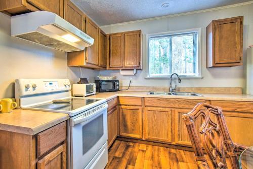 Sunny Oak Island Retreat - 3 Blocks To Beach!