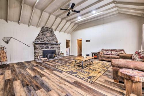 Luxe Creekside Lodge With Movie Theater And Deck!