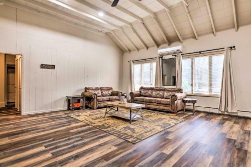 Luxe Creekside Lodge With Movie Theater And Deck!