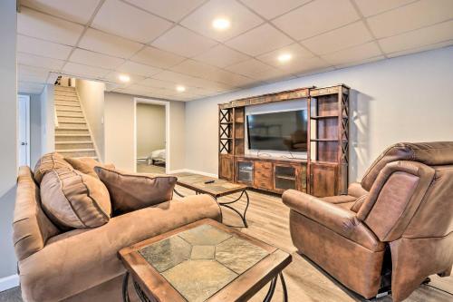 Spacious Home And Screened Porch On Golf Course