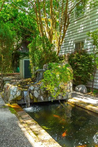 Villa Serene Cottage With Beautiful Garden And Heated Pool