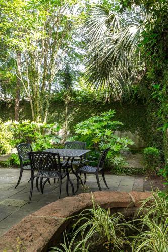 Villa Serene Cottage With Beautiful Garden And Heated Pool
