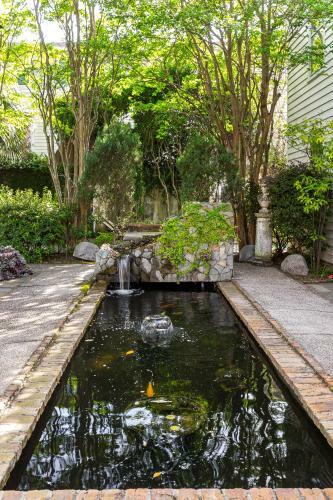 Villa Serene Cottage With Beautiful Garden And Heated Pool