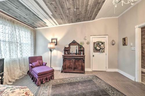 Vintage Calvert Apartment With Large Balcony!