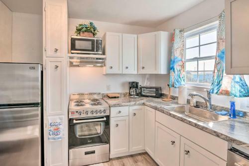 Surfside Escape With Deck About 1 Block To Beach!