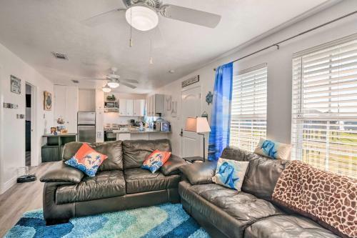 Surfside Escape With Deck About 1 Block To Beach!