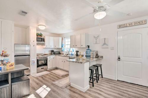 Surfside Escape With Deck About 1 Block To Beach!
