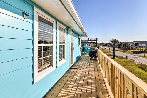Surfside Escape With Deck About 1 Block To Beach!