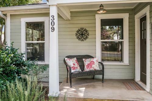 Charming Bungalow With Spa! Close To Main St!